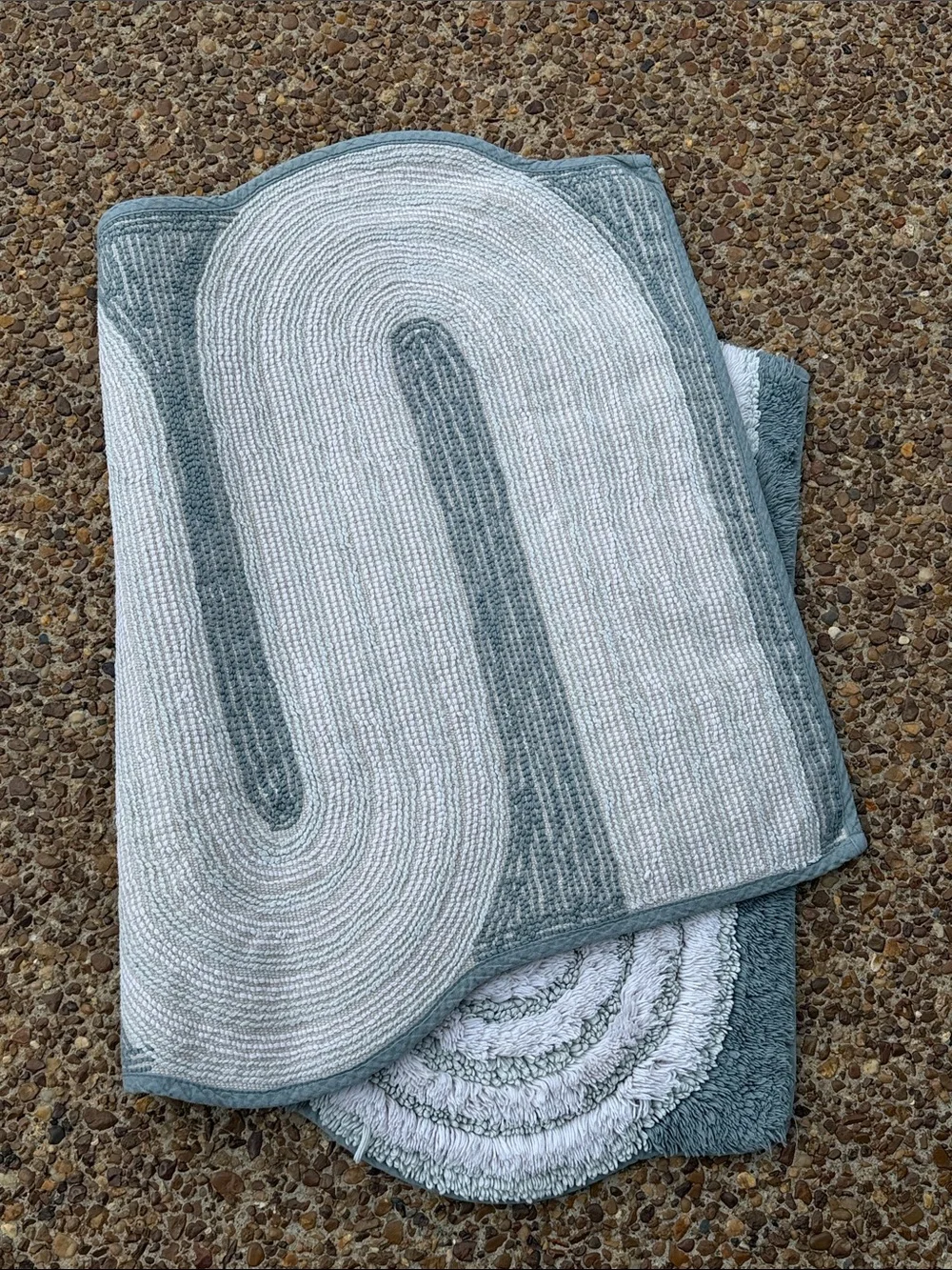 WEST ELM SWOOSH Gray and White Wave-Pattern Bath Mat